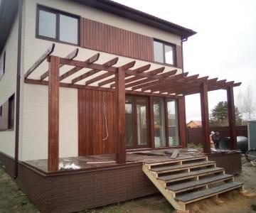 Каркасный деревянный дом в современном стиле с террасой, фото